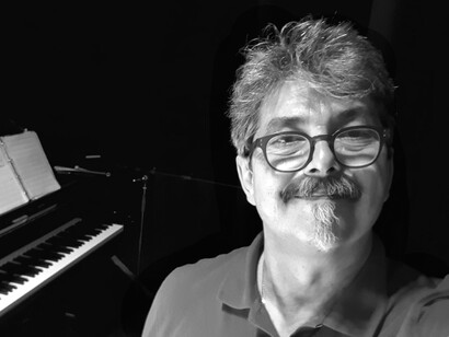 Leonardo Brizzi accanto all’amato pianoforte, foto di Leonardo Brizzi