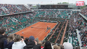 Vue du Court Philippe-Chatrier, court central du stade Roland-Garros à Paris, en France, depuis les tribunes supérieures