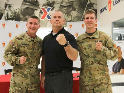 Jocko Willink con due soldati nel 2019