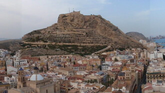 Vista panorámica de Alicante y el Castillo de Santa Bárbara en la cima del monte Banacantil, España