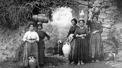 Donne alla fontana