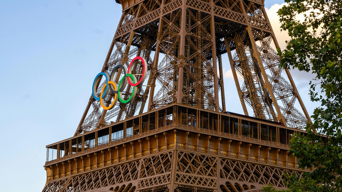 Anéis olímpicos na Torre Eiffel, Paris. Jogos Olímpicos de Paris em 2024
