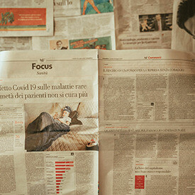 Homem lendo o jornal. As opções editoriais dos media são necessariamente livres, tolerantes, abertas nas sociedades democráticas