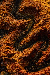 Mistura de especiarias coloridas secas em fundo preto
