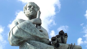 Estatua de Aristóteles, ubicada en la Universidad Aristóteles de Tesalónica, Grecia