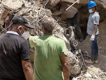 Ciudadanos venezolanos observan los destrozos del terremoto en La Guaira, a junio de 2026