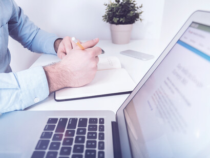 Pero el gran volumen de información que hay online acaba generando una gran competencia entre las webs y blogs