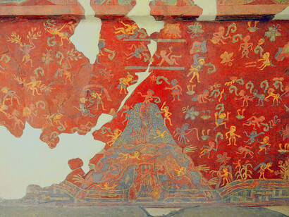 "Paraíso de Tláloc", mural del Palacio de Tepantitla en Teotihuacán, México. Lejos de ser una representación del paraíso, la escena muestra a la montaña siendo alimentada por humanos. Desde la cima se puede ver una hilera de personas cayendo en su interior, con su sangre fluyendo y transformándose en las aguas que dan vida