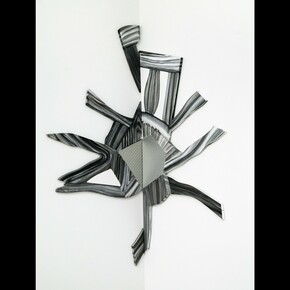 Richard Artschwager,
Splatter Chair B, 2008,
Formica and acrylic on wood (four parts),
Left (three parts): 44 x 16 cm, 69 x 68 cm, 23 x 9 cm /
Right: 133 x 72 cm | Left (three parts): 17 1/4 x 6 1/4, 27
1/4 x 26 3/4, 9 x 3 1/2 inches / Right: 25 1/4 x 28 1/2
inches
© Estate of Richard Artschwager/VG Bild-Kunst, Bonn
2024. Courtesy Sprüth Magers