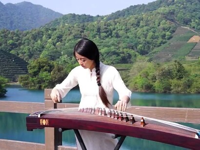 Thai woman playing đàn tranh