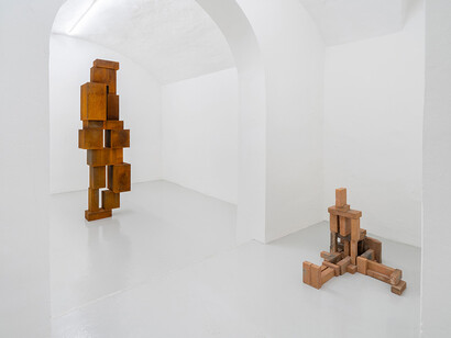 Antony Gormley, What holds us, vista della mostra. Cortesia di Galleria Continua