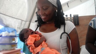 Tita Waldo Quinto con un bebé haitiano