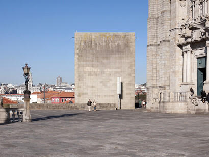 Fernando Távora apoia-se na dimensão do contexto e da materialidade para conquistar uma união silenciosa e natural com a figura e história do lugar