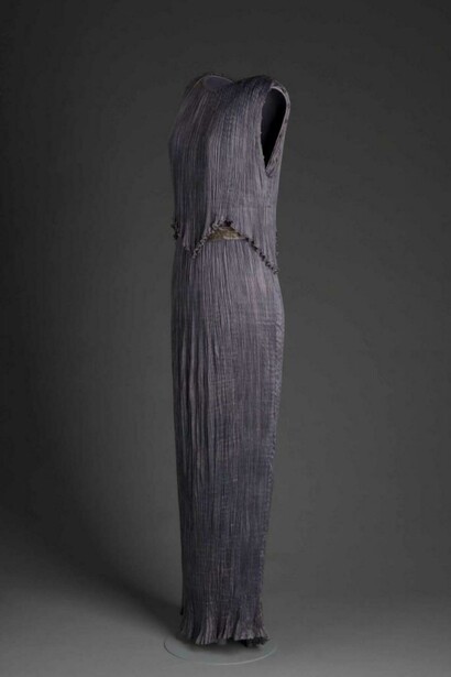 Traje "Delphos" en tonos oscuros diseñado por Fortuny
