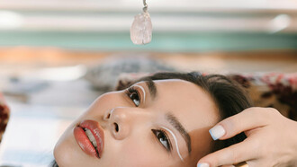 A psicanálise, criada por Freud em 1890, evoluiu significativamente, mas continua essencial na compreensão da mente humana. Com insights profundos sobre conflitos internos e traumas, ela ajuda a lidar com questões emocionais e comportamentais na vida moderna