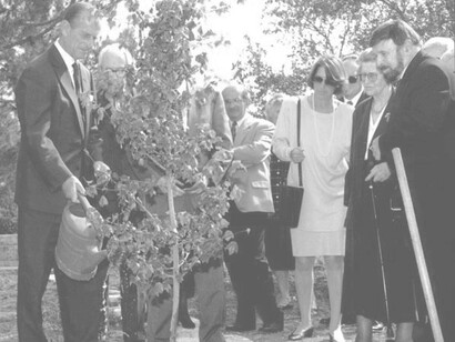 El príncipe Felipe luego de plantar el árbol con motivo de las acciones de su madre, en el Memorial Yad Vashem, en Israel