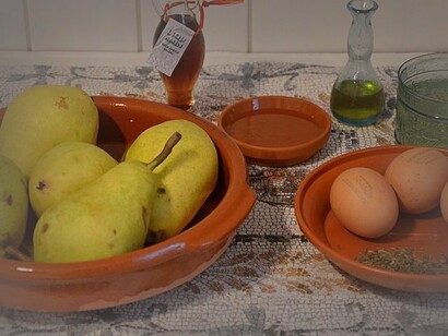 Ingredientes organizados para a preparação da refeição. Chegando do mercado, higienizo todas as frutas, verduras e legumes passando por água corrente, deixando de molho em água com Hipoclorito de Sódio (pode também usar 1 colher de sopa de água sanitária para cada litro de água) e depois passando novamente por água corrente
