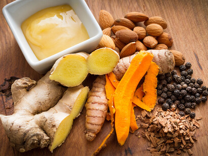 Kurkuma, Ingwer, 
Mandeln und Wacholderbeeren