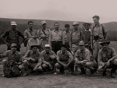 Integrantes de la expedición UCV, 1956. Laime de pie, a la izquierda, al lado de Francisco Fernandez Yépez. Pedro Trebbau, parado, a la derecha. Foto: Carlos Julio Rosales. Col. Alberto Fernández Badillo