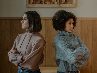 Amigas bravas uma com a outra