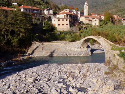Panorama di Borghetto d'Arroscia con il suo ponte medievale, provincia di Imperia, Italia