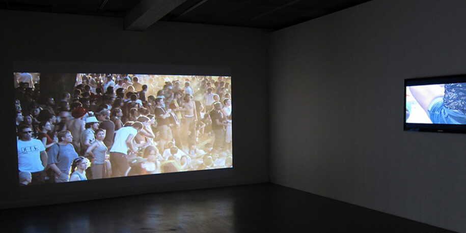 Marie José Burki, Aspeto de exposição com «In der Nähe (II) » [Perto Daqui (II)], 2010. Filme a cores, sem som, projeção, 4’33’’ e «In der Nähe Perto Daqui», 2010. Filme a cores, sem som, (ecrã plasma 16/9): 22’14’’ 