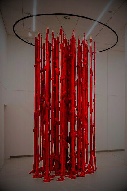 Cecilia Vicuña, "Quipu menstrual" en la Documenta 14 – Atenas, abril – julio de 2017. La historia del hilo rojo, es una instalación monumental para el EMST (Museo Nacional de Arte Contemporáneo) de Atenas, Grecia