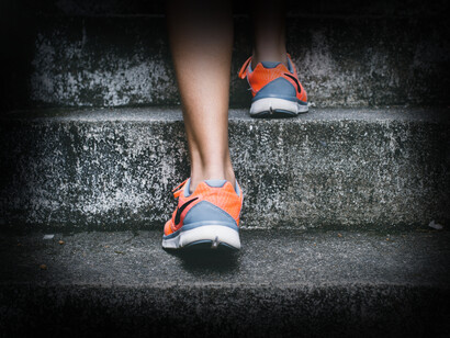 Mujer subiendo escaleras como forma de entrenamiento cotidiano