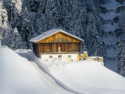 Casa isolada nos alpes suíços. As sociedades actuais, com toda a panóplia tecnológica e tele-comunicacional deixaram de valorizar o contacto pessoal