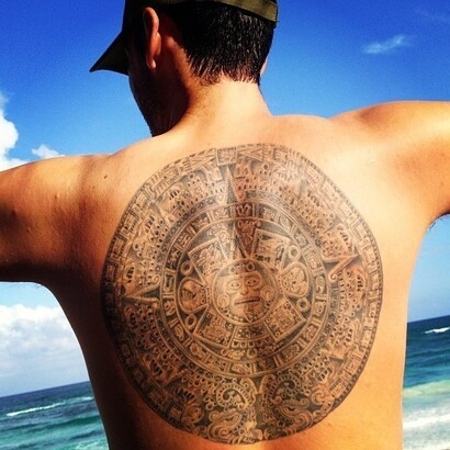 Un gran tatuaje en la espalda de un hombre