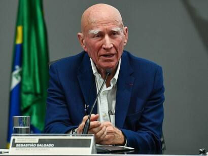 A abertura do Simpósio Internacional Povos Indígenas, Natureza e Justiça reuniu participantes para debater questões relacionadas aos direitos dos povos indígenas e à proteção ambiental. A discussão dialoga com a trajetória de Sebastião Salgado, cuja obra fotográfica deu visibilidade a comunidades tradicionais e às relações entre sociedade e natureza
