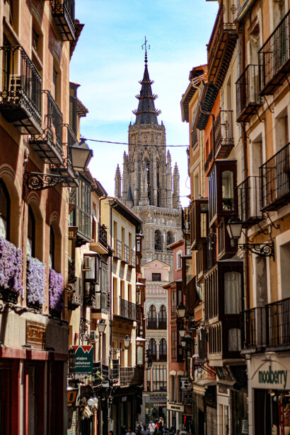 Catedrad de santa María vista desde la calle del Comercio, Toledo, España