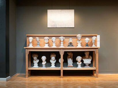 Behind the façade, exhibition view. Courtesy of Glyptotek