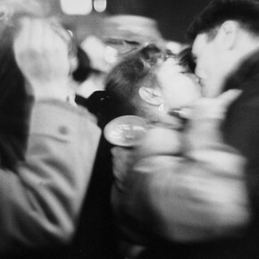 Saul Leiter, The Kiss, 1952
Gelatin silver print
20 x 32 cm
Signed, captioned and dated by photographer verso