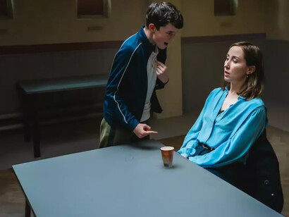 Cada episodio de Adolescencia aporta una perspectiva diferente, enriqueciendo la narrativa con historias interconectadas sobre amor, amistad y traición