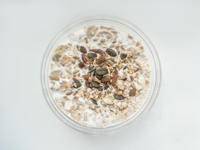 Lácteos con frutos secos y pipas: alimentos necesarios para fabricar serotonina