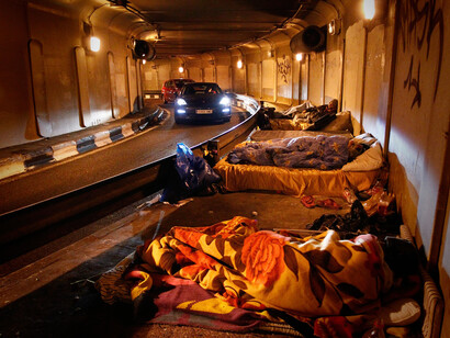 Familia sin hogar pasa la noche a resguardo en el túnel que une la calle Princesa con Santa Cruz de Marcenado, en Madrid. Foto: jorge París