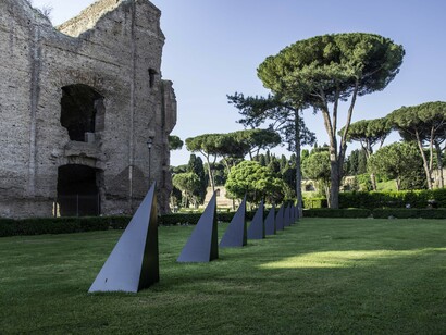 Barriera, 1972 ferro verniciato nero 220x100x100 cm ciascuno nove elementi, courtesy Archivio Mauro Staccioli, Volterra, foto di Enzo Giovinazza