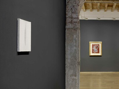 Lucio Fontana e Alteronce Gumby, A material dance, veduta della mostra. Cortesia della Galleria Secci