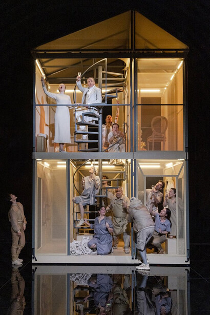 Nora oder Wie man das Herrenhaus kompostiert. Courtesy of the Deutsches Theater