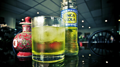 Inca Kola, o refrigerante típico do Peru. Por fim, relato a minha mini lista gastronômica que preciso consumir quando estou em Lima: Ceviche, Chupe de Langostinos, Causa, Tiraditos, Pisco Sour, Chicha Morada e Inca Kola. Este último tratasse de um refrigerante típico peruano com uma cor amarelada, com um gosto que lembra tuttifruti e deve ser consumido bem gelado, do contrário tem um gosto de remédio. Bom, não é uma unanimidade! É uma bebida que você ama ou odeia