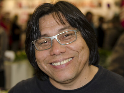 Defensor dos direitos indígenas, Daniel Munduruku usa a educação e a literatura para promover o respeito e a compreensão das tradições indígenas, abrindo caminho para novas gerações