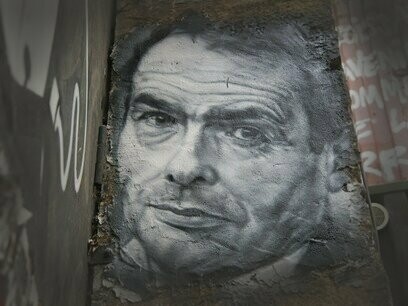 Retrato Pintado de Pierre Bourdieu. A obra Ilusão biográfica, de Pierre Bourdieu, oferece uma crítica às abordagens tradicionais da biografia, sugerindo que frequentemente há uma tendência a mitificar a vida das pessoas, transformando-as em narrativas fechadas e lineares