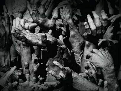 A questão vai muito além da mera análise de dados. Com o dinheiro digital, o poder de um governo ou de uma entidade central pode se expandir de formas assustadoras. Pense na possibilidade de estornar ou invalidar transações retroativamente. Ou, ainda mais alarmante, imagine dar ao dinheiro um prazo de validade e uma base geográfica para seu uso. Gastar cem unidades monetárias em até 30 dias dentro de um raio de 50 km da sua residência? Isso não é um devaneio distópico, mas uma potencial ferramenta de controle que já está sendo considerada em diversos projetos de moedas digitais