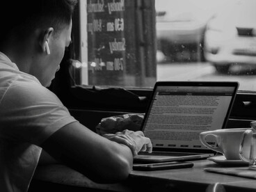 Senza comprensione, il dato resta sterile; senza direzione, la narrazione resta vuota