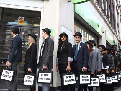 Cola de jóvenes que aspiran a un empleo