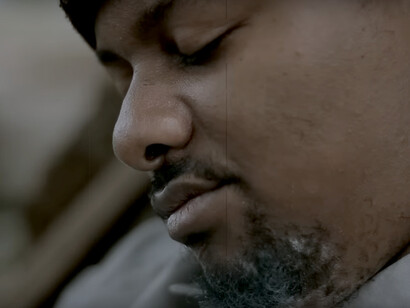 O rapper critica a falta de humanismo por parte da polícia do país