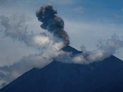 El Volcán de Fuego, exhalando una de sus habituales «fumarolas», Antigua, Guatemala. Foto: Willy Castellanos