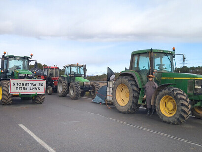 En Garrigàs, en la comarca del Alt Empordà, en España, manifestantes del movimiento "Revuelta Campesina" ocuparon la autopista A7 para protestar contra el acuerdo del Mercosur
