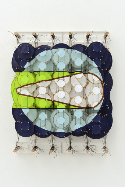 Jacob Hashimoto, The Transit II,
2015
57 x 43 x 20 cm
bambù, dacron, carta,
nylon, acrilico e pigmenti
/ bamboo, dacron, paper,
nylon, acrylic and pigments,foto Michele Alberto Sereni, courtesy Studio la Città